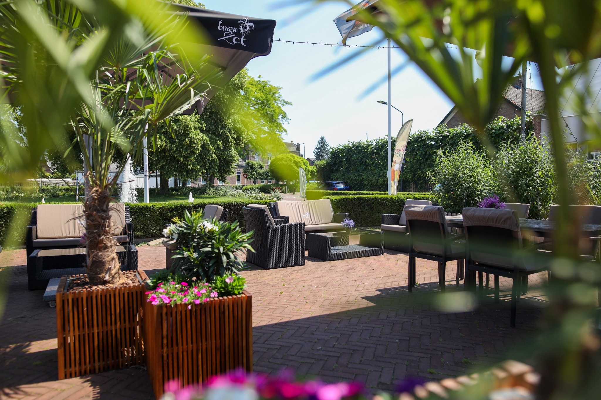 Het zonnige terras van Zalencentrum Zidewinde